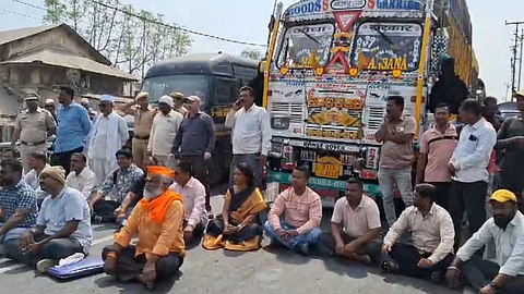 maratha samaj rasta roko at manmad yeola road