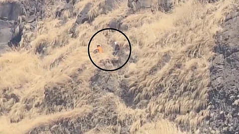 hirkaniwadi villagers saved life of two youth from raigad fort