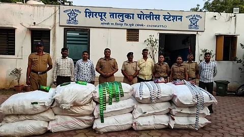 Dhule Crime : सुगंधित सुपारीची अवैधरित्या वाहतूक करणाऱ्याला अटक; १२ लाख रुपयांचा मुद्देमाल जप्त, शिरपूर पोलिसांची कारवाई