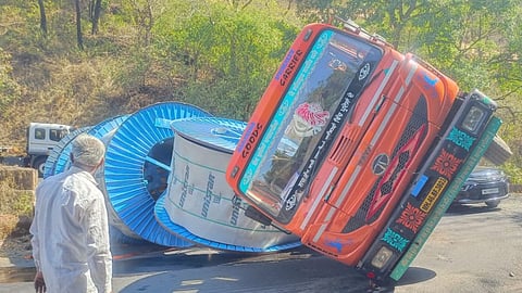 heavy vehicle accident in phonda ghat today traffic closed for few hours