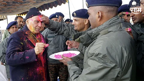 भारताच्या सीमेवर गुलालाची उधळण, संरक्षण मंत्री राजनाथ सिंह यांनी लेहमध्ये जवानांसोबत साजरी केली होळी 