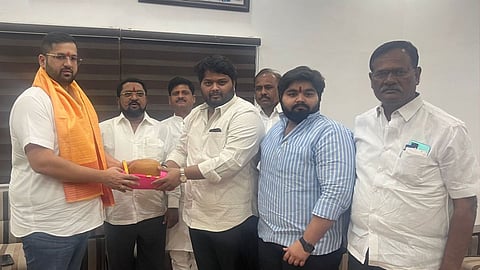 shivtej mohite patil meets shivsena solapur leader shivaji sawant madha lok sabha constituency