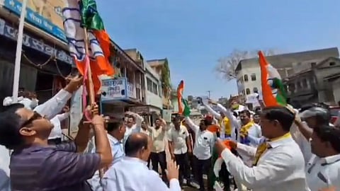 aam aadmi party and bjp karykarta slogans against each other on arvind kejriwal arrest