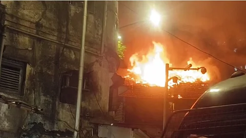 Mumbai Fire: कामठीपुराच्या १३ व्या गल्लीजवळ इमारतीला भीषण आग; अग्निशमन दलाच्या ५ गाड्या घटनास्थळी दाखल