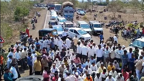 farmers rasta roko andolan at malegaon chalisgaon road for water