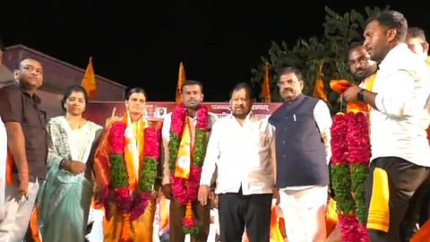 mahud gram panchayat sarpanch along with hundred karyakarta enters shivsena sangola