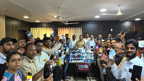 nanded police returns 70 mobile to owners