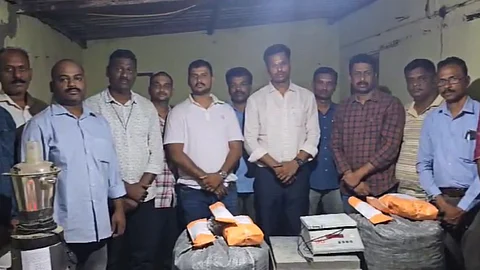 Crime News : मुंबई विमानतळावर 3 किलो सोने, पुणे-बंगळूर राष्ट्रीय महामार्गावर 40 किलो अफू जप्त; तिघांना अटक (video)