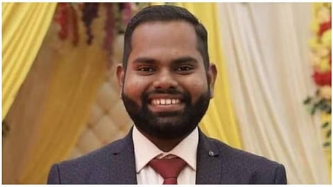 UPSC Success Story : शाळेत असताना वडिलांचं निधन, आईचा कर्करोगाने मृत्यू; आता मुलाने UPSCमध्ये पटकावला दुसरा क्रमांक