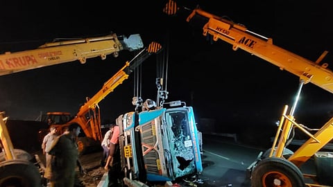 Pune Satara Highway: मोठी बातमी! खेड शिवापूर टोलनाक्याजवळ टँकर उलटला.. महामार्गावरील वाहतूक ठप्प; वाहनांच्या लांबच लांब रांगा