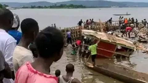 Boat Sink : मध्य आफ्रिकन रिपब्लिकमध्ये ३०० प्रवाशांना घेऊन जाणारी बोट नदीत बुडाली, ५० प्रवाशांचा मृत्यू