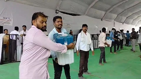 Maharashtra Lok Sabha Election Phase 2 : अकाेला लोकसभेसाठी उद्या मतदान, पथके साहित्यासह केंद्राकडे रवाना