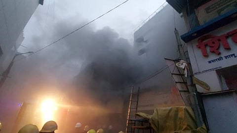 पुण्यात भल्यापहाटे अग्नितांडव, ३ मजली इमारतीला भीषण आग; अग्निशमन दलाचे ६ बंब घटनास्थळी