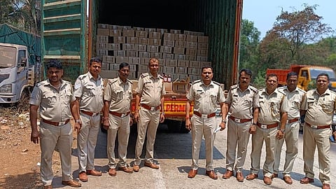 excise officials seized rs 30 lakh worth liquor at mumbai goa highway near patradevi