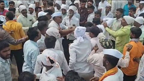 Nashik Onion News: कांदा लिलावावरून येवला बाजार समितीत हाणामारी; घटनास्थळी पोलिसांचा मोठा बंदोबस्त, पाहा Video