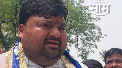 vanchit bahujan aghadi candidate rahul gaikwad and skp leader sachin deshmukh withdraws of their candidature from solapur and madha constituency