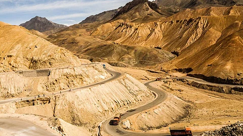 Moonland of India in Ladakh: लेह लडाखमधील मूनलँड माहितीये का? चंद्रासारखे असणाऱ्या या ठिकाणाला नक्की भेट द्या