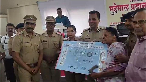 nashik police returns 95 lakh rs gold laptop bike to citizens