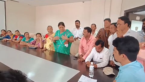 water scarcity in jejuri women's morcha at nagar palika