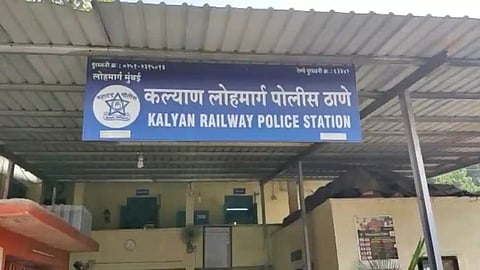 kalyan grp police arrests two youth in agra mumbai express