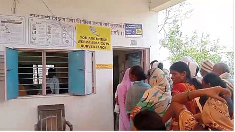 Wardha Lok Sabha 2024 Voting: वर्ध्यात दोन तासांपासून ईव्हीएम मशीन बंद, नागरिकांची मतदान केंद्राबाहेर गर्दी