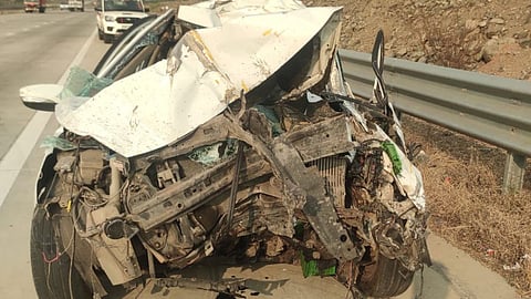 three injured at samruddhi mahamarg in a accident of car and truck