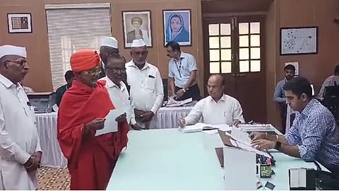 Nashik Loksabha: नाशिक लोकसभेत मोठा ट्वीस्ट! शांतिगिरी महाराजांनी शिंदे गटाकडून भरला उमेदवारी अर्ज