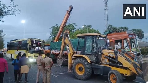 ओव्हरटेक करताना भीषण अपघात; खासगी बस कंटेनरला धडकली, चौघांचा जागीच मृत्यू