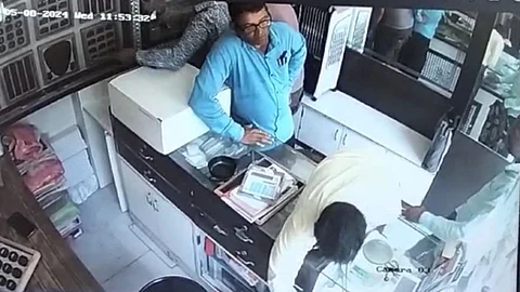 Pune: काऊंटर सोडताच हातचलाखी! पुण्यात दिवसाढवळ्या २५ लाख लुटले; चोरीचा LIVE व्हिडीओ एकदा बघाच