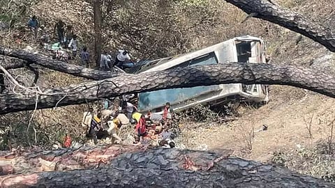 Jammu Bus Accident: जम्मूच्या अखनूरमध्ये भीषण अपघात; १५०फूट खोल दरीत कोसळली भाविकांची बस, २१ जणांचा मृत्यू