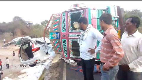 Akola Accident: देव तारी त्याला कोण मारी! ट्रक आणि कारचा भीषण अपघात; कारमधील सर्वजण सुखरुप