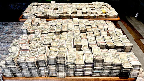 सराफा व्यापाऱ्याकडे सापडलं कोट्यवधीचं घबाड; पैशांचा नुसता ढीग, नोटा मोजण्यासाठी १४ तास लागले
