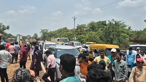 villagers rasta roko at janavali kankavli traffic jam on mumbai goa highway
