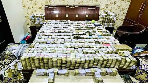 IT Raid Agra: चप्पल व्यापाऱ्याच्या घरी छापा, नोटांचा ढीग पाहून अधिकारी चक्रावले, पैसे मोजून मोजून दमले; ३० कोटी जप्त