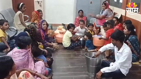 vashi villagers morcha at nagar panchayat demands regular water supply