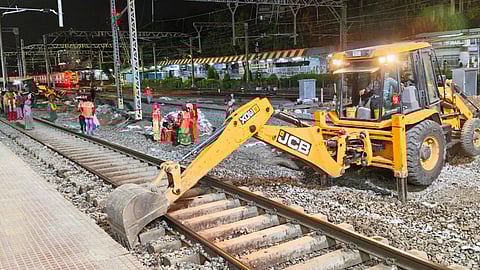 मध्य रेल्वेवरील जम्बोब्लॉक सुरू, मुंबईकरांकडे प्रवासाचे पर्याय कोणते? वाचा संपूर्ण यादी