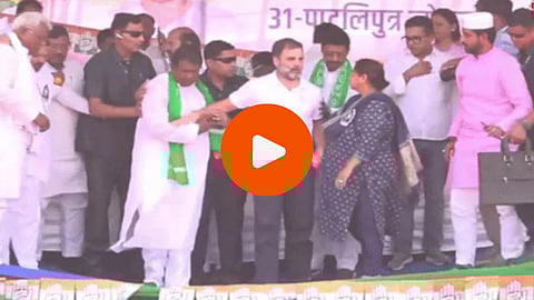 Rahul Gandhi: सभेसाठी आले आणि स्टेज कोसळला, राहुल गांधी थोडक्यात बचावले; VIDEO व्हायरल