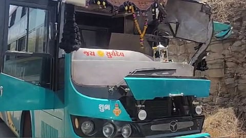 Accident In Hingoli : हिंगोलीत भरधाव कार झाडावर आदळली, महिलेसह दोघे ठार; बुलडाण्यातही एसटी-खासगी बसच्या धडकेत महिला ठार