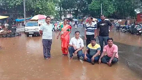 Sindhudurg: वैभववाडीत गटाराचे पाणी रस्त्यावर आले; ठाकरे गटाने चिखलात बसून नाेंदविला निषेध