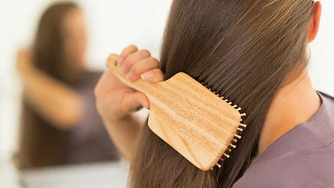 Hair Care tips: रात्री केस विंचरुन झोपणं योग्य की अयोग्य? जाणून घ्या फायदे आणि तोटे