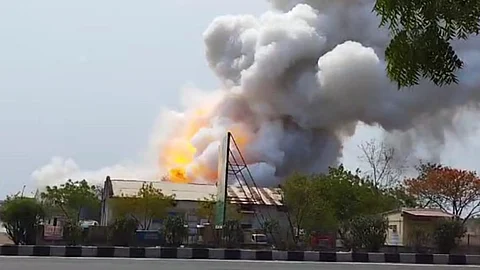 Dhule Fire News: धुळ्यात फटाका गोडाऊनला भीषण आग; लाखो रुपयांचे नुकसान