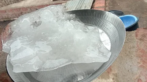 Sangli Weather News: शिराळ्यात झालेल्या गारपिटीत पडली भली मोठी गार; अवकाळी पावसाने साचले अनेक भागात पाणी