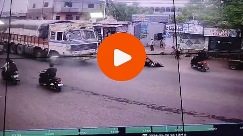 Dhule Accident CCTV: धुळ्यात कंटेनरने दुचाकीस्वाराला चिरडलं, अपघाताचा थरकाप उडवणारा VIDEO व्हायरल