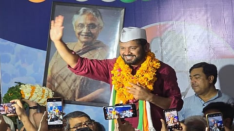 Kanhaiya kumar: कन्हैया कुमारवर हल्ला; प्रचारादरम्यान पुष्पहार घालताना कानशिलात
लगावली