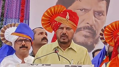 मविआला देत आहोत अशी टक्कर की, नेत्यांना आली पाहिजे चक्कर; आठवलेंचा चारोळीतून विरोधकांना भन्नाट टोला