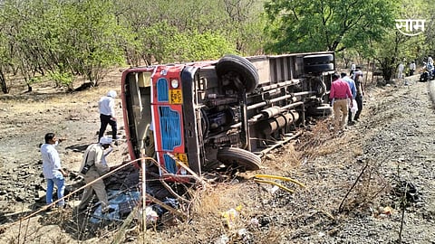 संभाजीनगरमध्ये भीषण अपघात, अजिंठा घाटात 66 प्रवासी घेऊन जाणारी बस उलटली