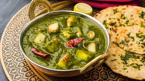 Palak Paneer Recipe: रेस्टॉरंट स्टाइल पालक पनीर घरीच बनवता येणार; वाचा रेसिपी