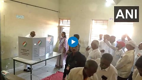 Baramati lok Sabha : शरद पवारांनी बजावला मतदानाचा हक्क; १० वर्षांनी मुंबई ऐवजी बारामतीत केलं मतदान, Video