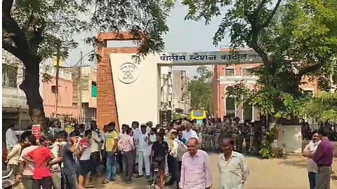 शेकाप नेते राहुल देशमुख यांना अटक, पोलीस स्टेशनजवळ कार्यकर्त्यांचा जमाव