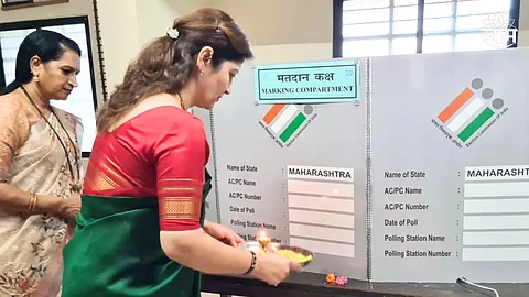 EVM ची केली पूजा, रुपाली चाकणकरांवर गुन्हा दाखल